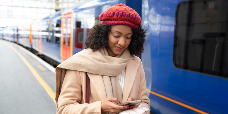 walking women - train travel plans - image freepik.com